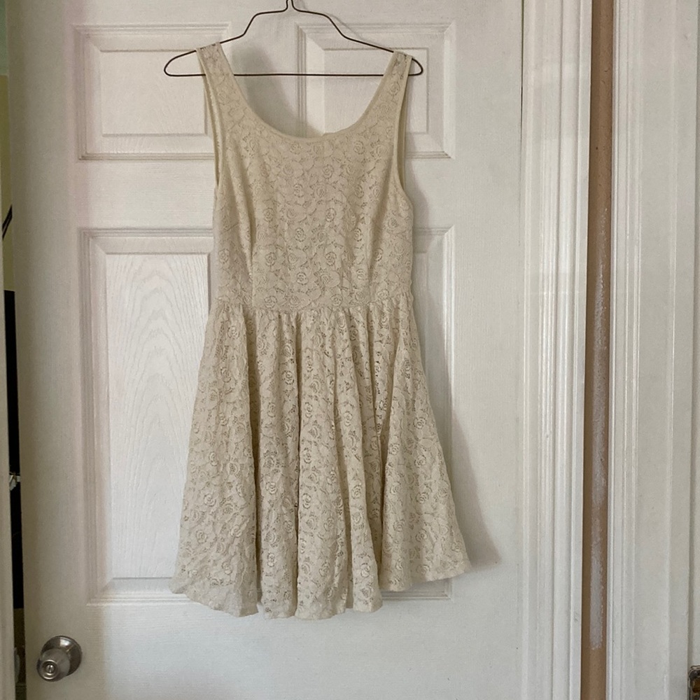 I have a dress that’s white size 0 it’s in good condition the it’s have a v back
